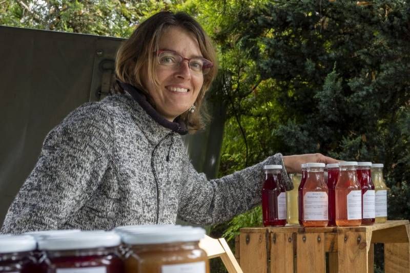 Frau in einem Markstand mit selbstgemachten Produkten