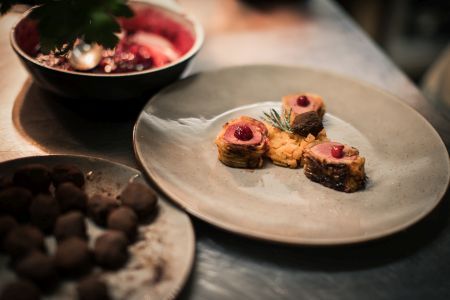 Wilschweinfleisch aus dem Schwarzwald auf Tellern zubereitet