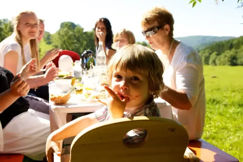 Familie beim Naturpark-Brunch